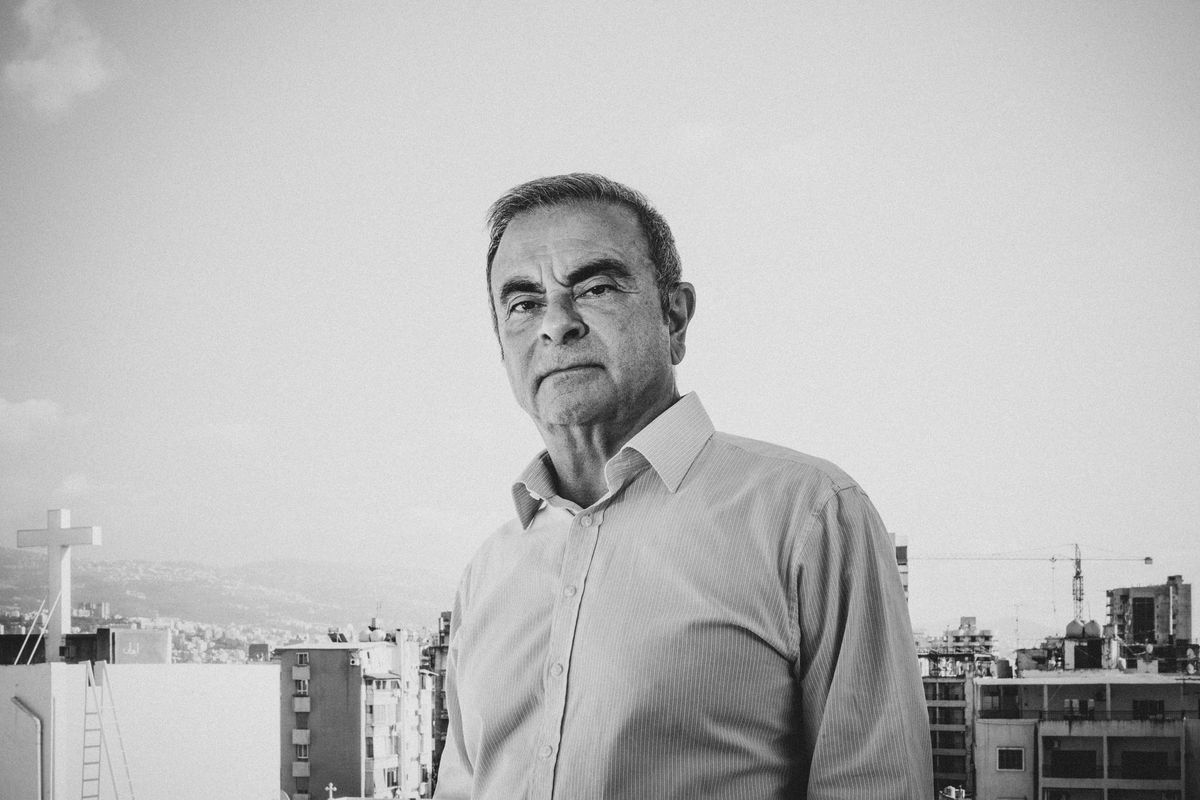 Carlos Ghosn en photo devant la ville de Beyrouth en aout 2020